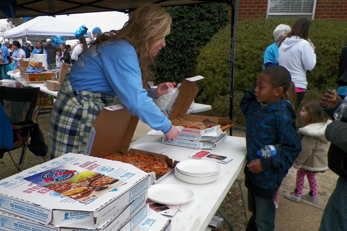 electmth's tweet image. #teammisty helping runners warm up after a chilly Bolt for Blue 5K this morning in Hernando! @hhsenglish10
