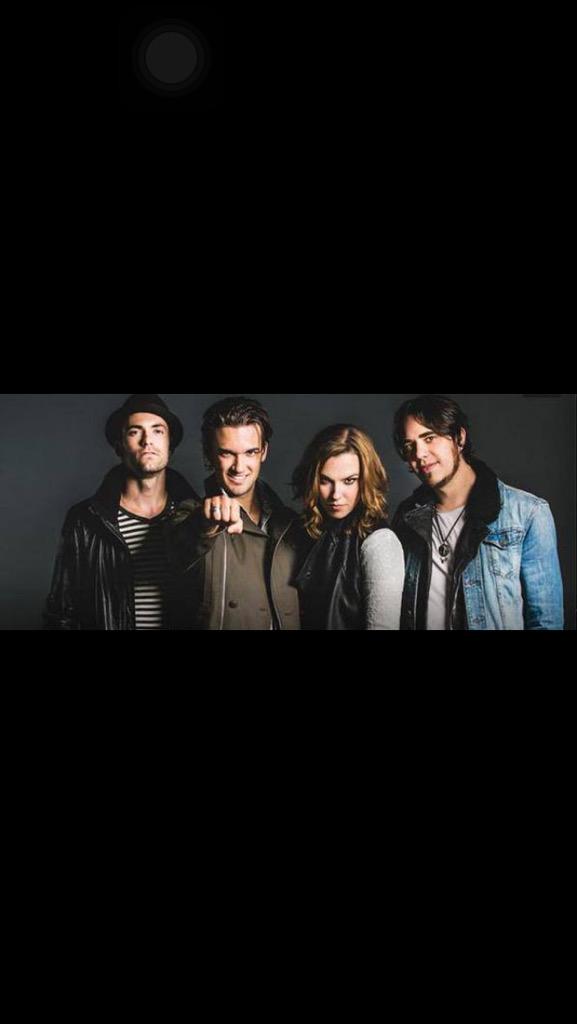 HalestormEcu's tweet photo. Halestorm looking good as always! @Jodowa @AREJAYHALE @LZZYHALE @TheJoeStorm @Halestorm http://t.co/LrBYKbgMKr