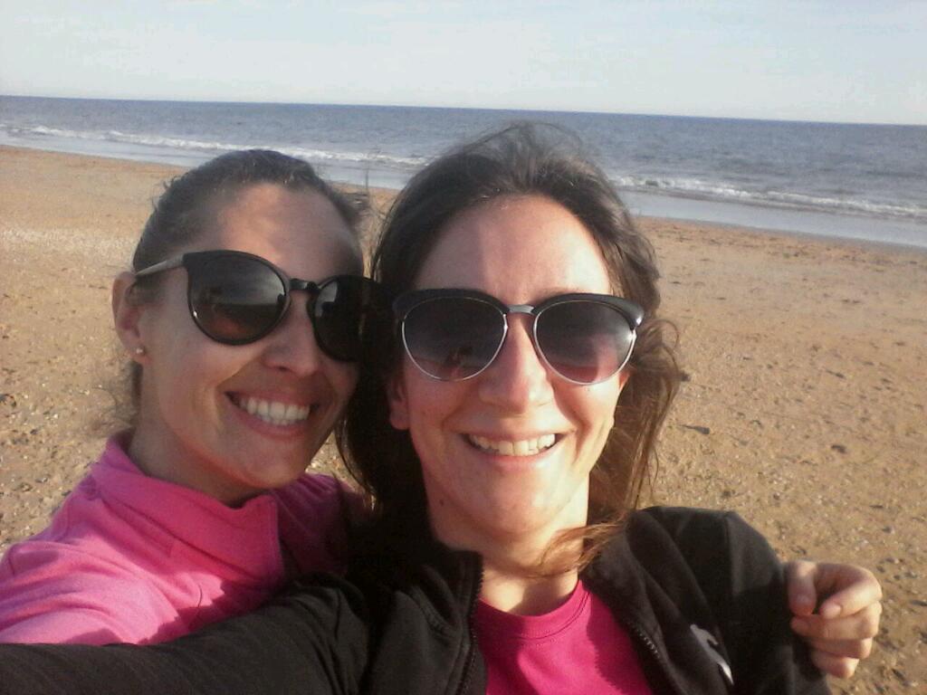 Estefimz30's tweet photo. Tardecita de playa @mariasequeda27 http://t.co/EKCNW3EBlG