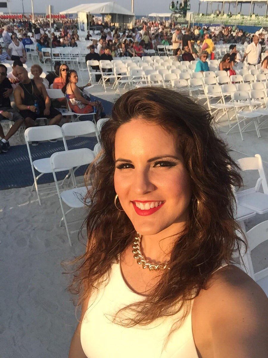 EylenOfficial's tweet photo. Que bonita luz del atardecer de Miami ayer! #miamibeach100 #lamIDA #IDAprogram #RudyPerez #HardRockRising http://t.co/Jnx1TVY8uO