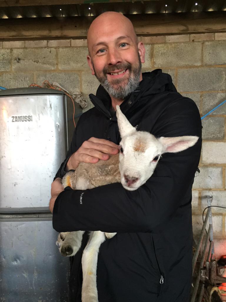 Zlisterchef's tweet photo. On a mates farm and he had white texel lambs #madeforspring @pridefooddoc @ohmands http://t.co/524HbYinFg