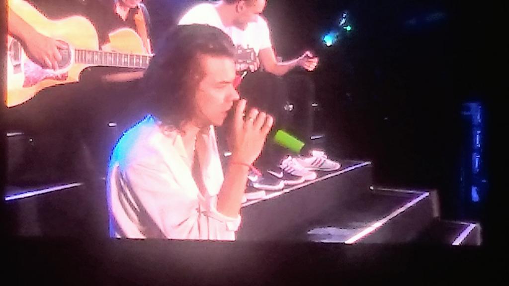 ZenzoLusengo's tweet photo. #HarryStyles serenading his legion of #Johannesburg fans #OneDirection #OneDirectionJHB http://t.co/VkjAFCOele