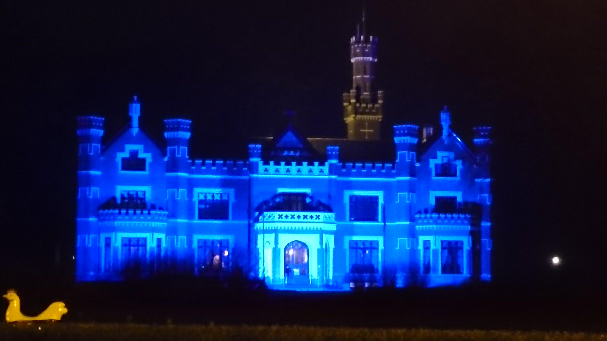 Wauw wat is <a href="/deschaffelaar/">Kasteel Schaffelaar</a> weer prachtig blauw #autismeweek <a href="/glk/">GLK&</a> #begripenbegrijpen <a href="/MaatjeswerkAuti/">Maatjeswerk Autisme</a>