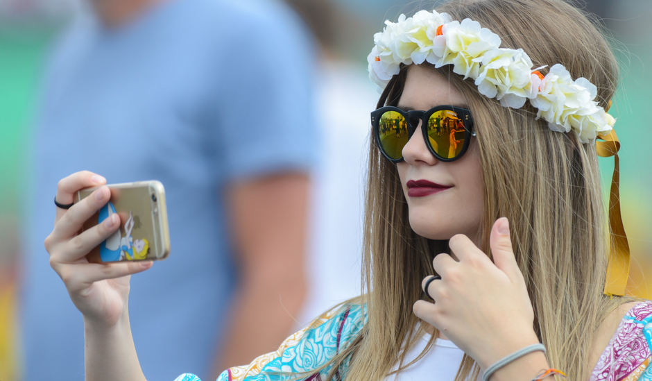 g1's tweet image. Flor na cabeça, tatuagens, óculos... VEJA FOTOS do visual do público do Lollapalooza glo.bo/1CwKbVQ #G1