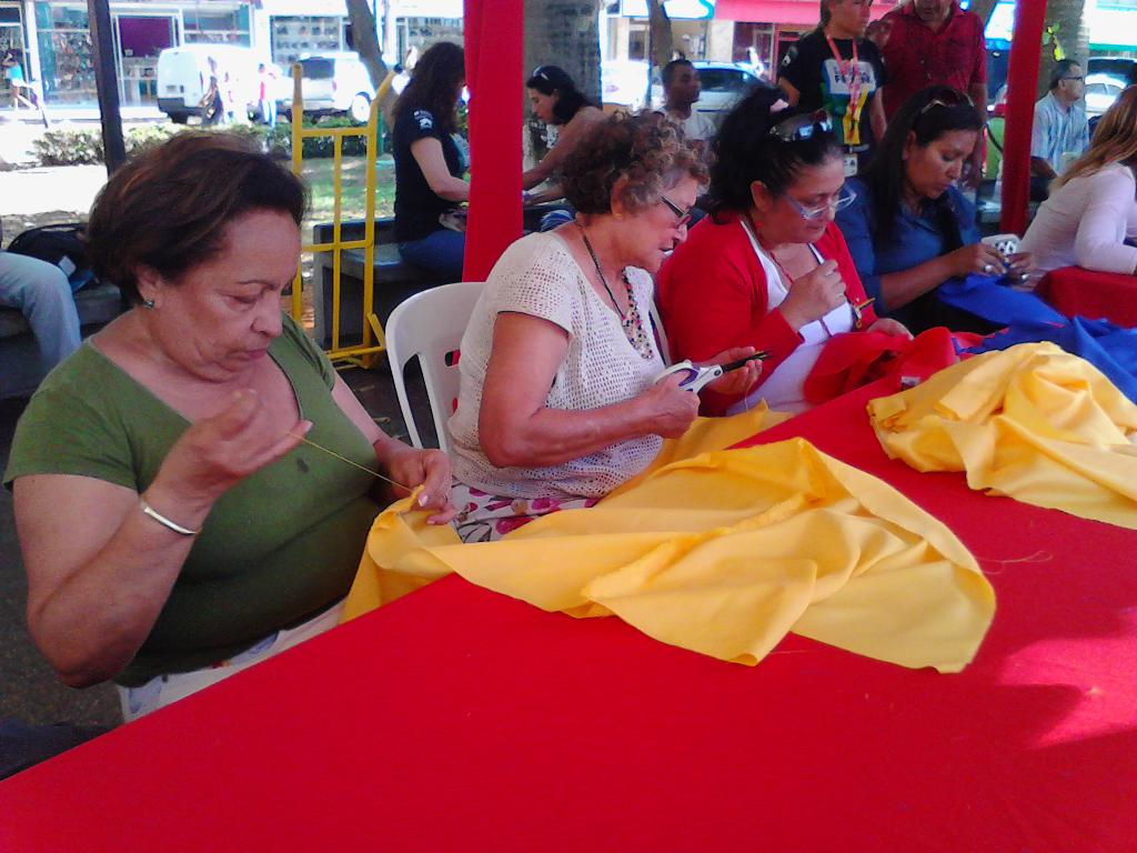 minculturave's tweet photo. Trabajadorxs y cultorxs en Nueva Esparta cosen, nuestro aporte será la bandera de Venezuela más grande. http://t.co/4x7Iiq9ecq