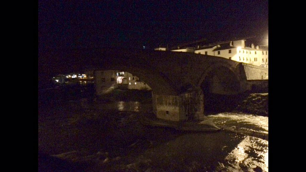 francifoc's tweet photo. #EarthHour terrazza "Trattoria Il Ponte" #pontemediceo JacopoBencini @mattcresci @gigi_guidotti @WWF @Fondoambiente http://t.co/90kpo8SNXe