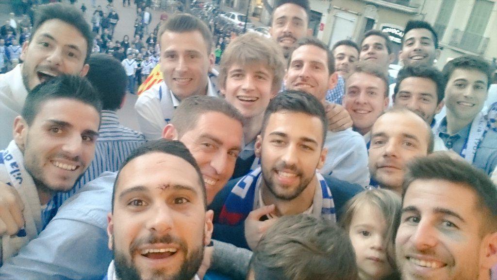 Javitosanc's tweet photo. Seguim sumant experiències! Copa Catalunya oferida en la Plaça Vila de Gràcia! #equipàs #VdG #tornarem #EuroCopaCat http://t.co/gM01kiKEOk