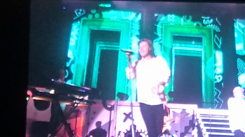 ZenzoLusengo's tweet photo. And the show goes on #HarryStyles #OneDirection #OneDirectionJHB http://t.co/xJUesa3455