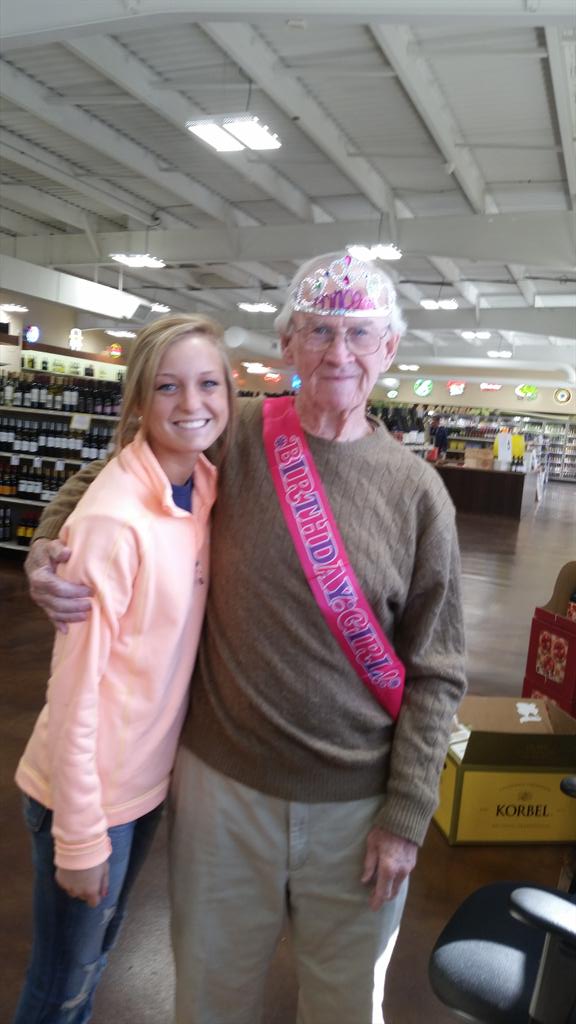 BethofSarah's tweet photo. Birthday festivities for #TwitterlessPops @sydneynpage @taylorwolfe9 @stevenix17 @ADeMatteo12 #NeverADullMoment http://t.co/XKiGo1I9YZ
