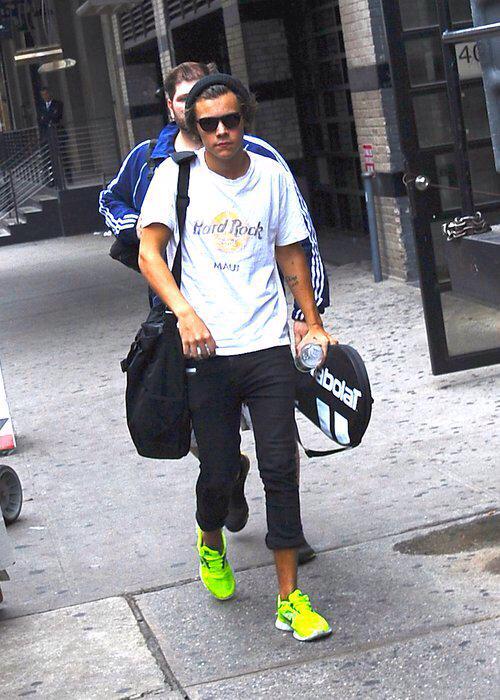 Rxservcd's tweet image. My neon shoes are better then yours.