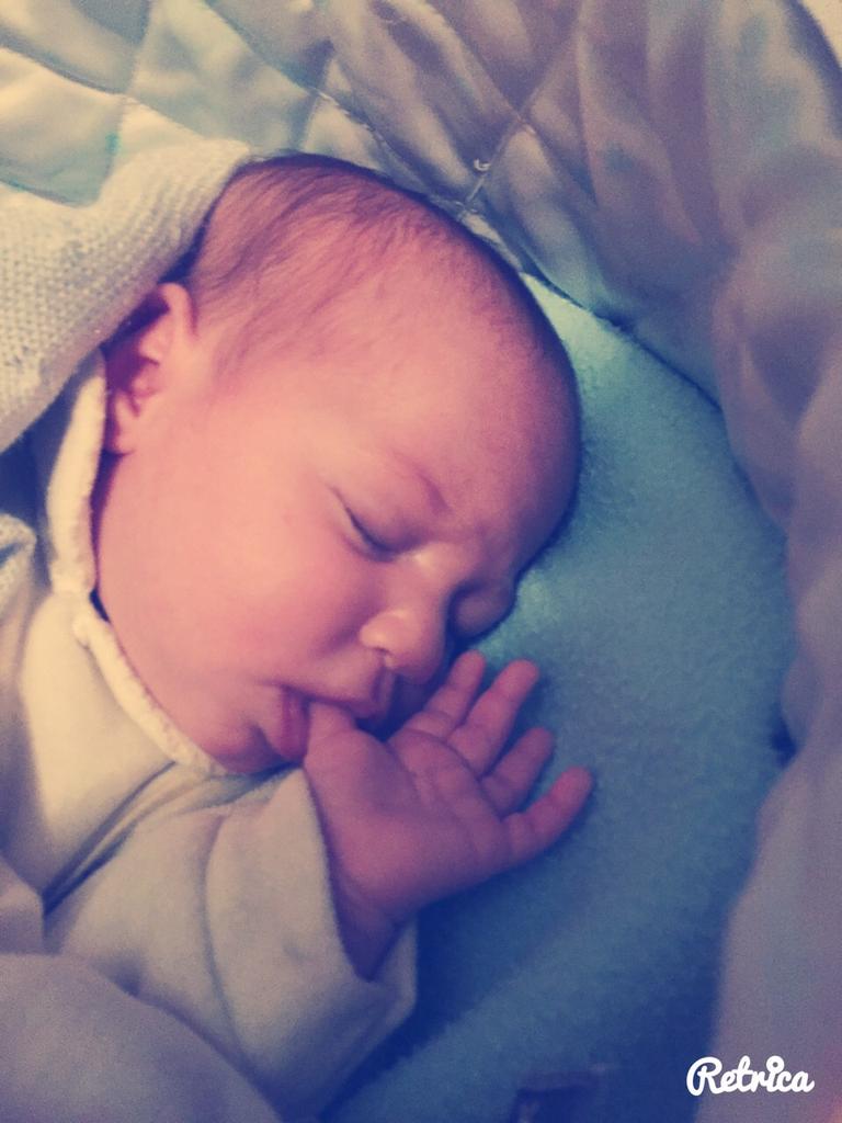 Ya está aqui mi nena Mireia, mas guapa y no nacé, me tiene enamorada😍😘👶