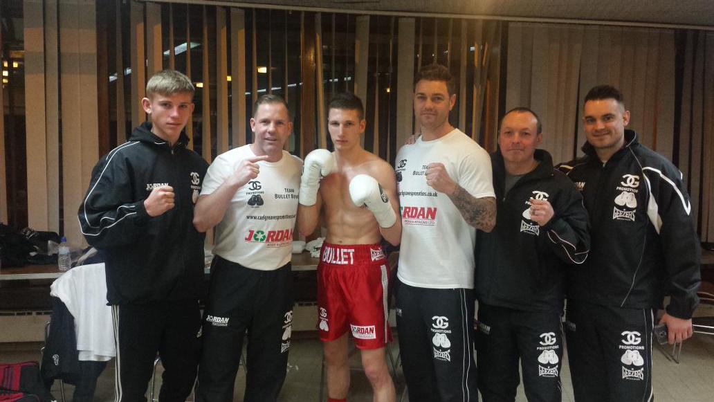 CarlGreavesPro's tweet image. Sam bullet bowen wins his pro debut in 52secs putting his opponent down 3 times look out for this lad he's special.