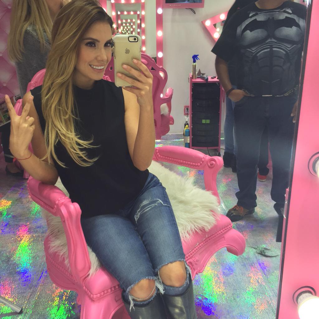 andyescalona's tweet photo. Ya lista Pa mi comercial #StarsHairExtensions #HueleMiShampoo but First let me take a selfie http://t.co/CbVdxRtC8r