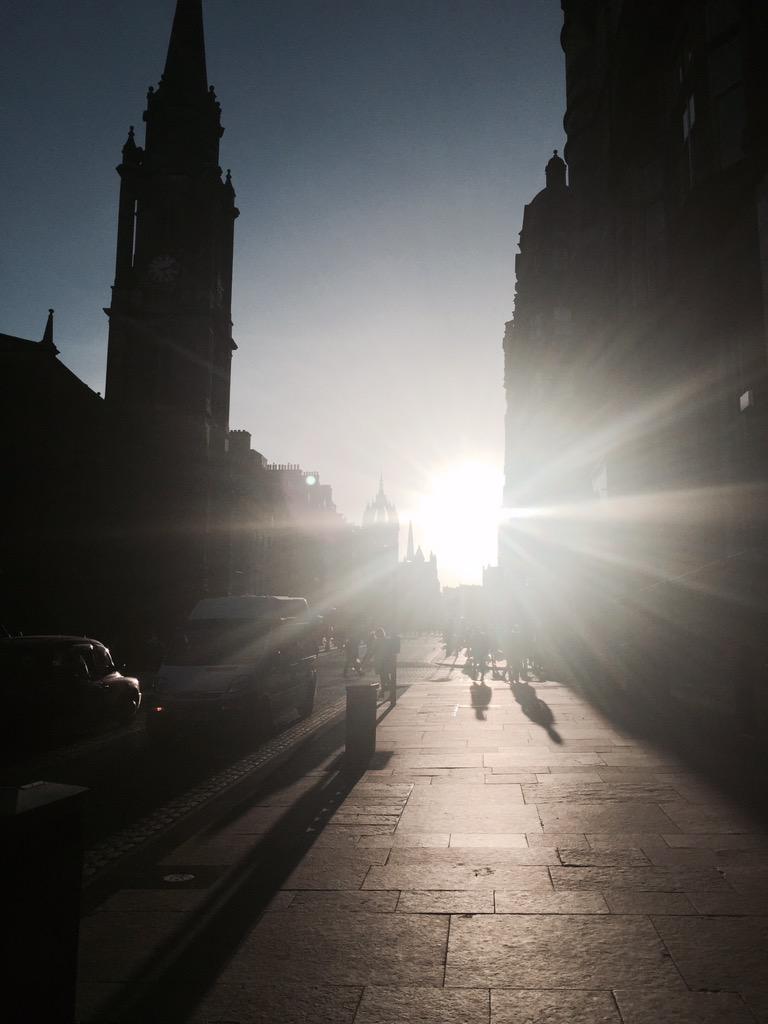 stuartmcfly's tweet photo. @EdinburghLBB Not often we see a sun like this on the 'Mile'. http://t.co/4WYHgBbHFS