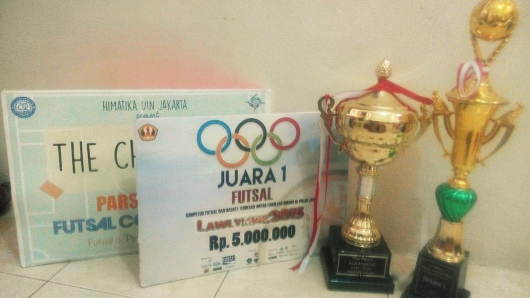 DEMAFSH's tweet photo. @Futsal_FSHUIN 2 Pekan, 2 Trophy! Forza FSH! @Lawlympic2015 http://t.co/VCzDwHMXgk