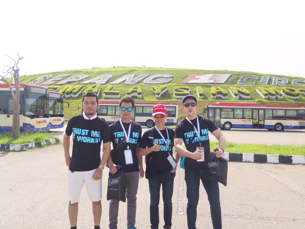 LMen's tweet photo. Para pemenang L-Men Goes To Formula 1 Malaysia 2015 bareng @KennyAuztin sudah berada di sirkuit Sepang :) http://t.co/tK9bfcH0RE