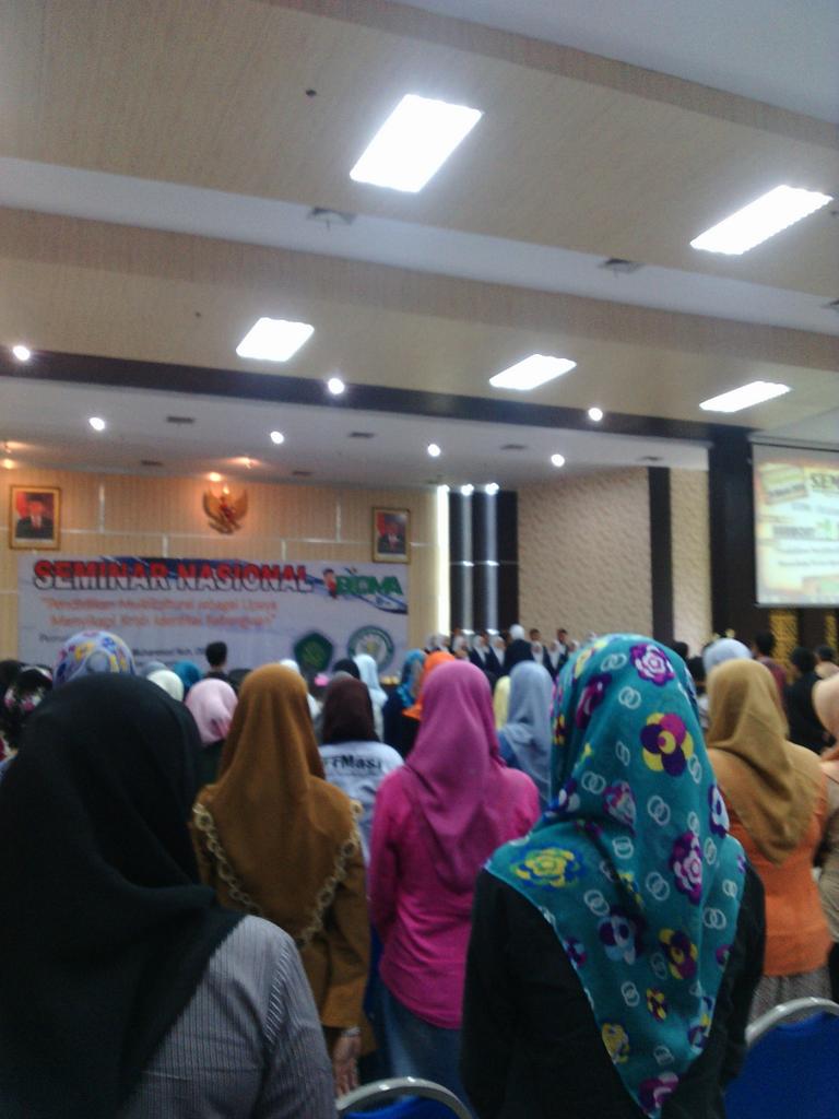 MyBelovedMochi's tweet photo. @kbmb_uinmalang menyanyikan lagu indonesia raya http://t.co/kph4oONzB7