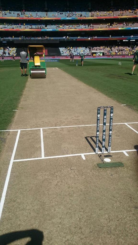 cricketworldcup's tweet photo. #NZ has won the toss and will bat first in the World Cup final! LIVE: http://t.co/tWPPrgxQ19 #AUSvNZ http://t.co/H21dPGtUlT