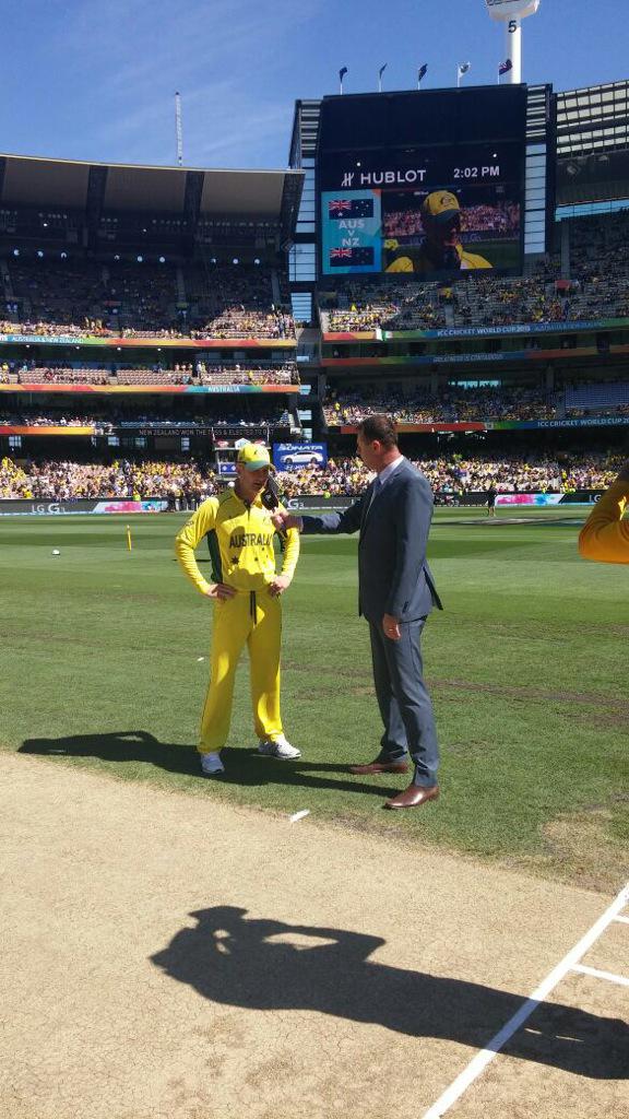 cricketworldcup's tweet photo. #NZ has won the toss and will bat first in the World Cup final! LIVE: http://t.co/tWPPrgxQ19 #AUSvNZ http://t.co/H21dPGtUlT