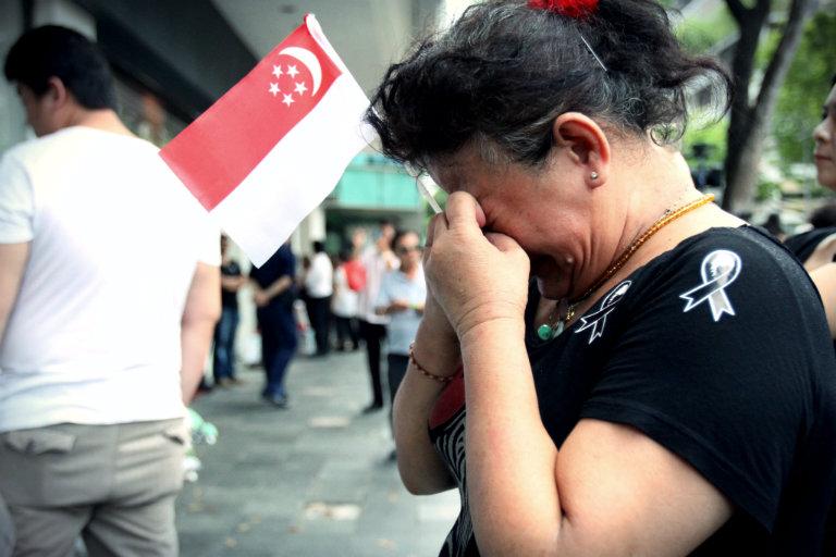 ChannelNewsAsia's tweet photo. A nation in mourning: People camped out along the #LeeKuanYew State Funeral Procession route http://t.co/GWFm2apJWc http://t.co/MU4SANdigO