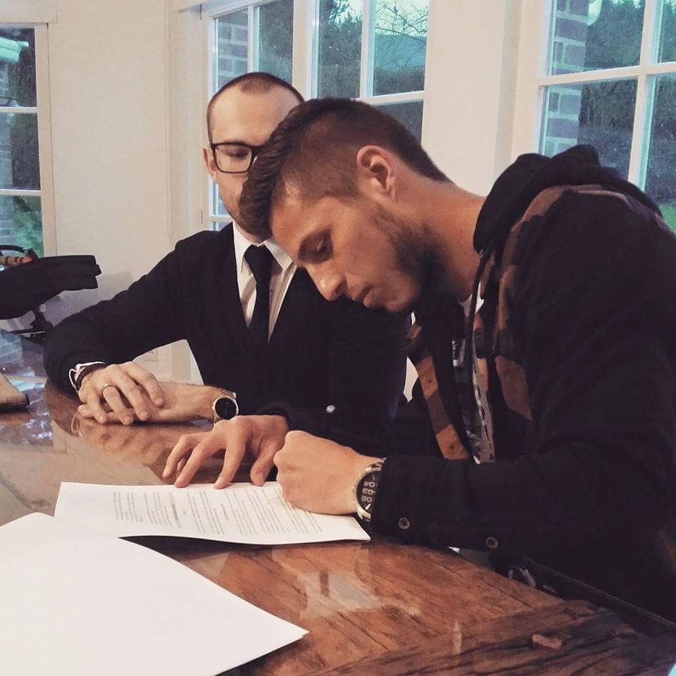 thomasbuanec's tweet photo. @WillemsSteeven prolonge sont contrat avec le Sporting de Charleroi ! http://t.co/CIcyLYeIIF