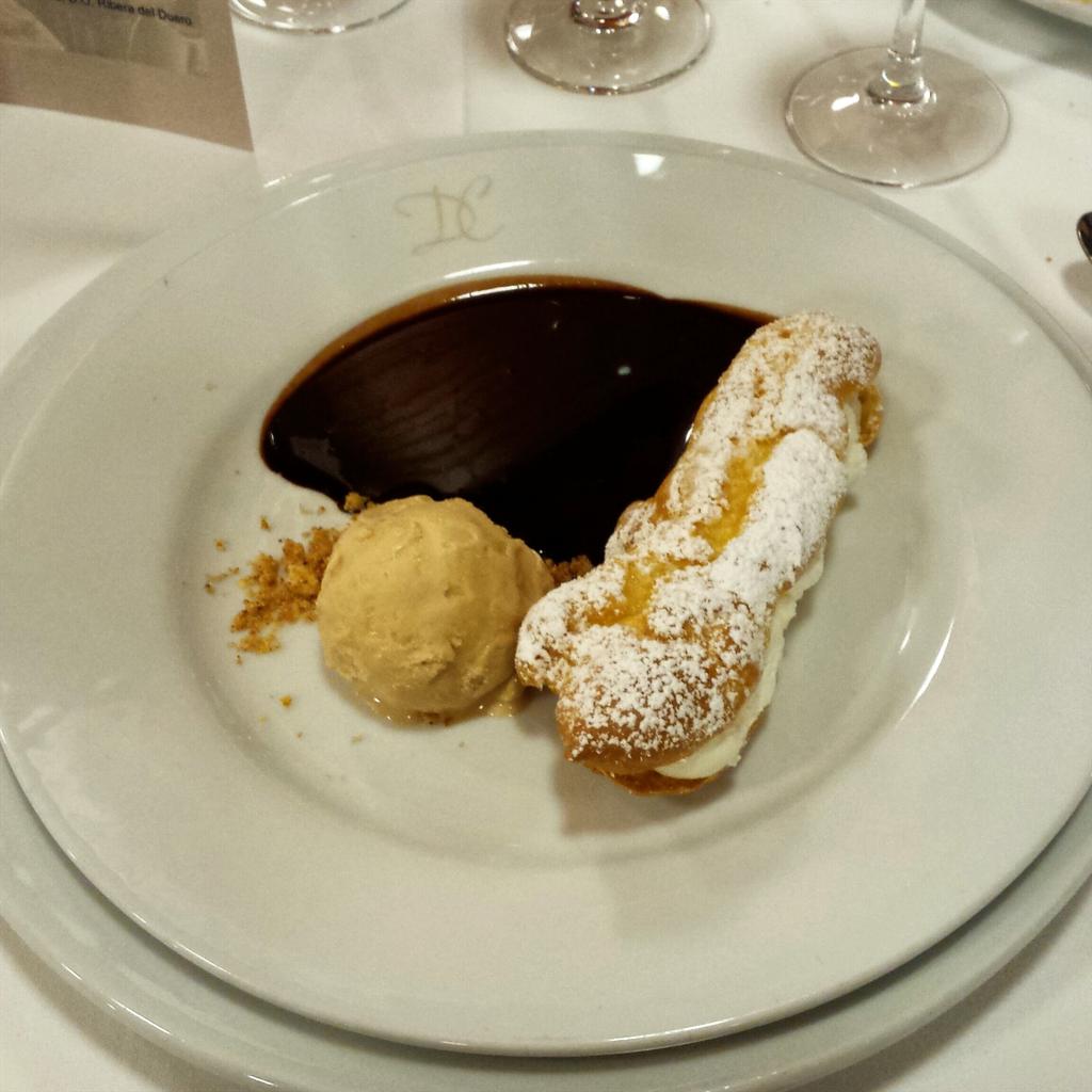 lookandchic's tweet photo. Relámpago relleno de nata con chocolate caliente y helado de galleta María #delicioso #SabadoTotal 😋😋❤🔝 http://t.co/U0ub54ntYt