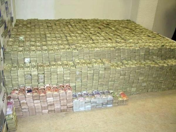 Pax420's tweet photo. Money can't buy happiness???... RT if you'd be happy with 30 Million Dollars 🙋✋😁💯💯 http://t.co/2CbuOHKA8g