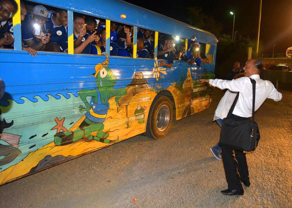De spelersbus (zonder ramen) van het nationale voetbalteam van #Curacao. Geweldig toch! 👍