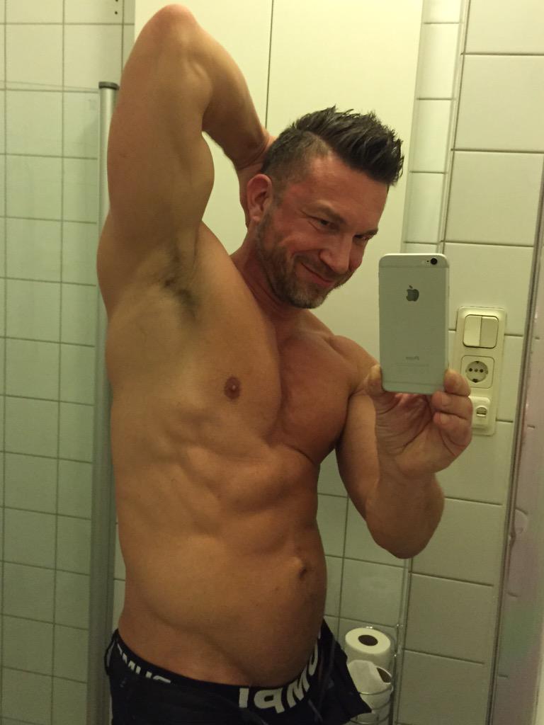 TomasBrandxxx's tweet photo. @dork_adam here is a selfie from now. http://t.co/gxGqchd9up