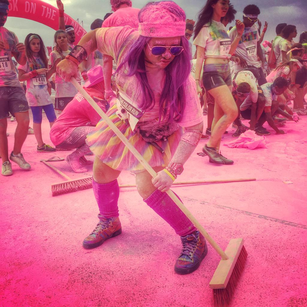 niniperion's tweet image. Running or cleaning? #Happiest5k #TheColorRunUAE #thecolorrun #WeShine #FitBit #FitBitME