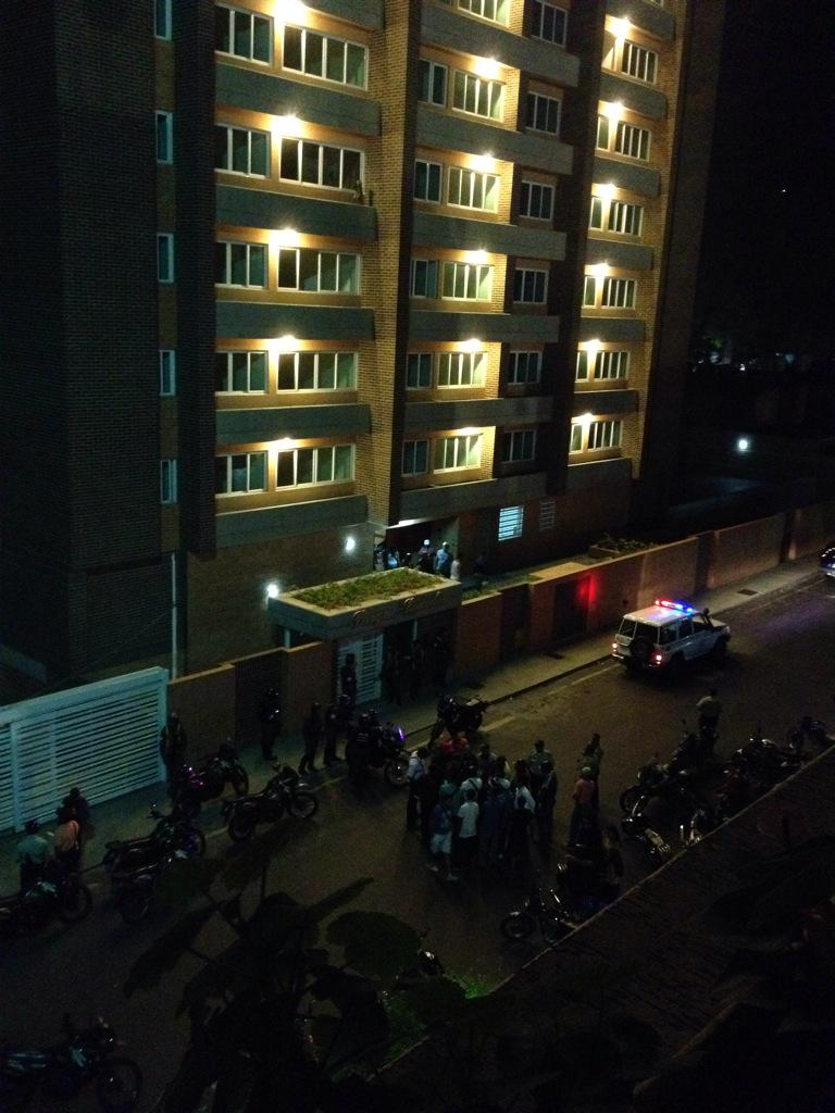 vanessa_sdg's tweet photo. Tuparos invaden Edif Parque Lourdes en la 2da av A-1 de El Paraíso #NoALaInvasión http://t.co/5WADw9kpwv