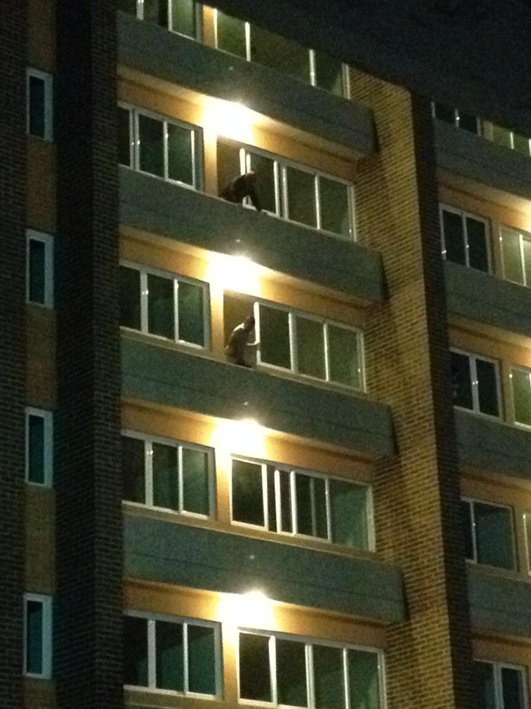 vanessa_sdg's tweet photo. Tuparos invaden Edif Parque Lourdes en la 2da av A-1 de El Paraíso #NoALaInvasión http://t.co/5WADw9kpwv