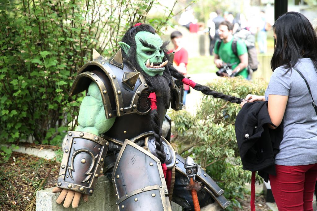 davidchen10's tweet photo. Bae helping with the braid. #justOrcthings #ECCC http://t.co/NK8e5aFAVY