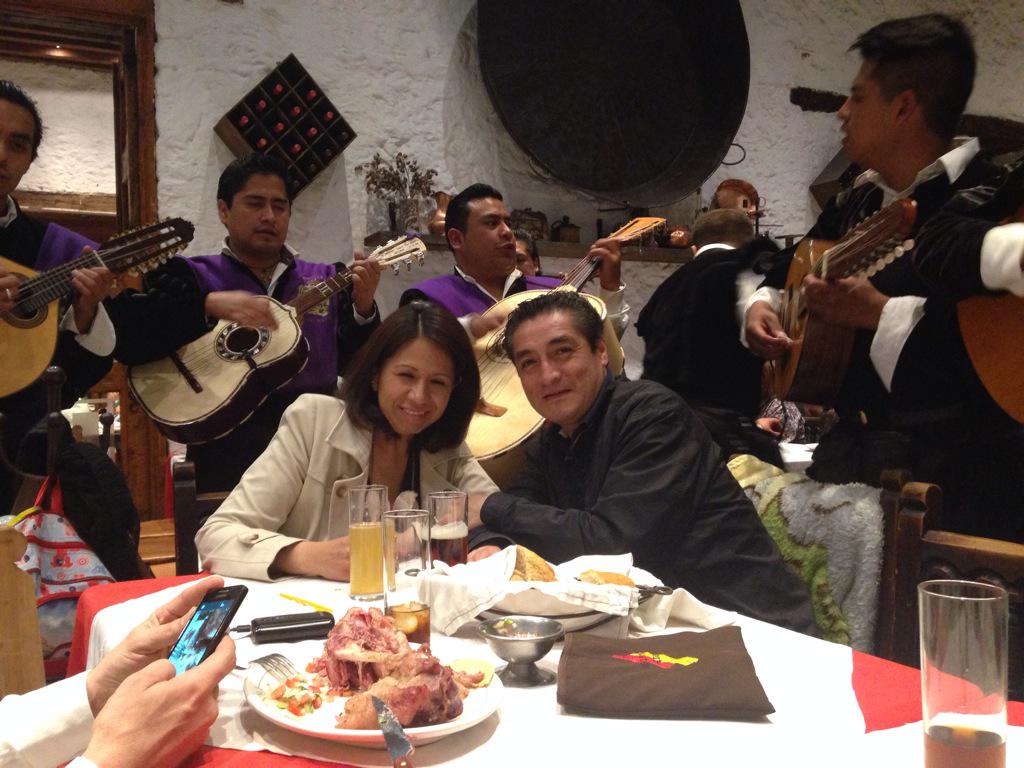 MaripiV's tweet photo. @CastellanCentro celebrando @JMRRosas con @krovt http://t.co/XfIA5YGJY9