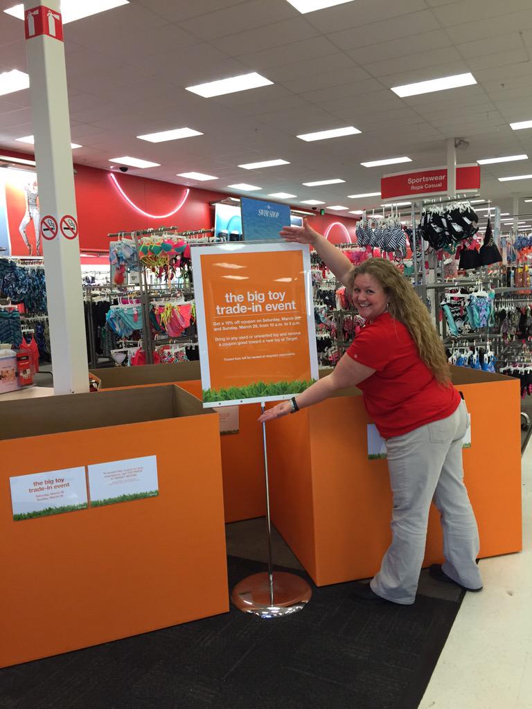 RaveenaG's tweet photo. Great Job Fashia! Getting people informed of our toy drive :) keep vibing! #t2030 #vibe #Bullseye #TargetLife http://t.co/RwheWxKJHt