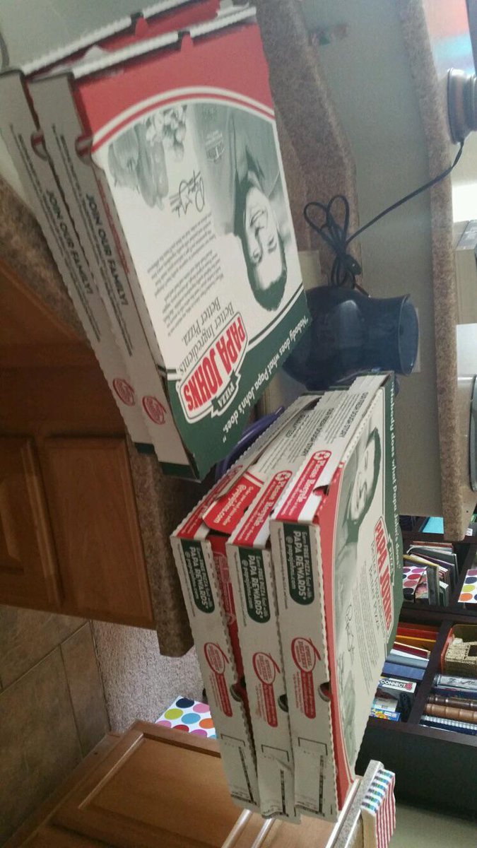 leftoverswap's tweet photo. Yum! Look what I found on LeftoverSwap! 3 xl cheese pizzas and 2 xl pepperoni near Henderson, Nevada! http://t.co/4BRDIKQgPF