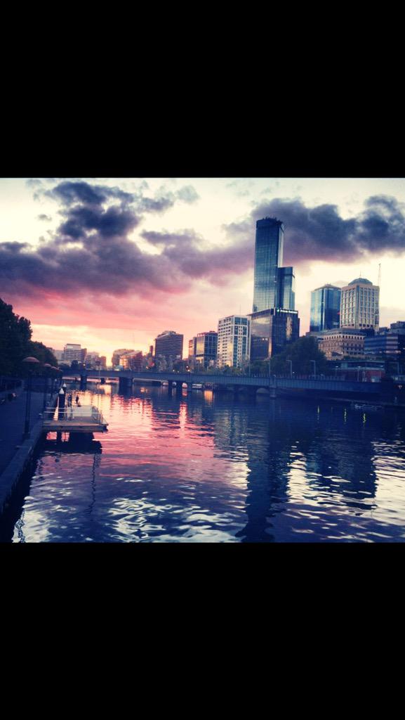 Amyhewett27's tweet photo. Southbank sunset looking beautiful #lovemelbourne 🌞😍🍹 http://t.co/Wb8Eer1GJE