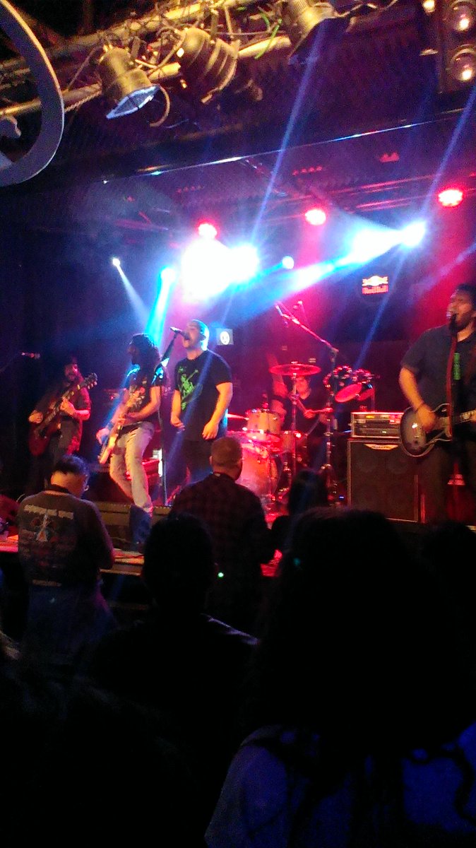 versuslorian's tweet photo. Nadye ft. Versus Lorian!! Qué jodidamente grandes sois! @Nadyerock http://t.co/eKRbr1DdIY