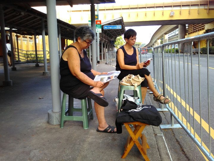 straits_times's tweet photo. Commonwealth MRT: Some have already started waiting for Mr #LeeKuanYew's funeral procession http://t.co/csX2hpB60c http://t.co/XJoUk4E3A8