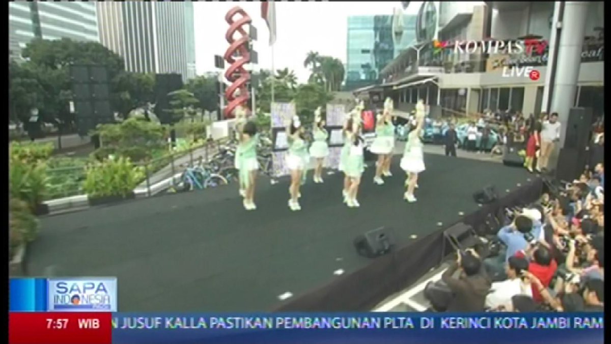 _JKT48FansID's tweet photo. Now JKT48 - Pareo wa Emerald at @sapa_indonesia @kompastv http://t.co/CtFp8U6jlW