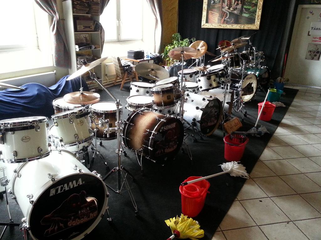 AngelDrums1's tweet photo. Budapest R33 drumstreet. ;) http://t.co/KtV6RvFjGP