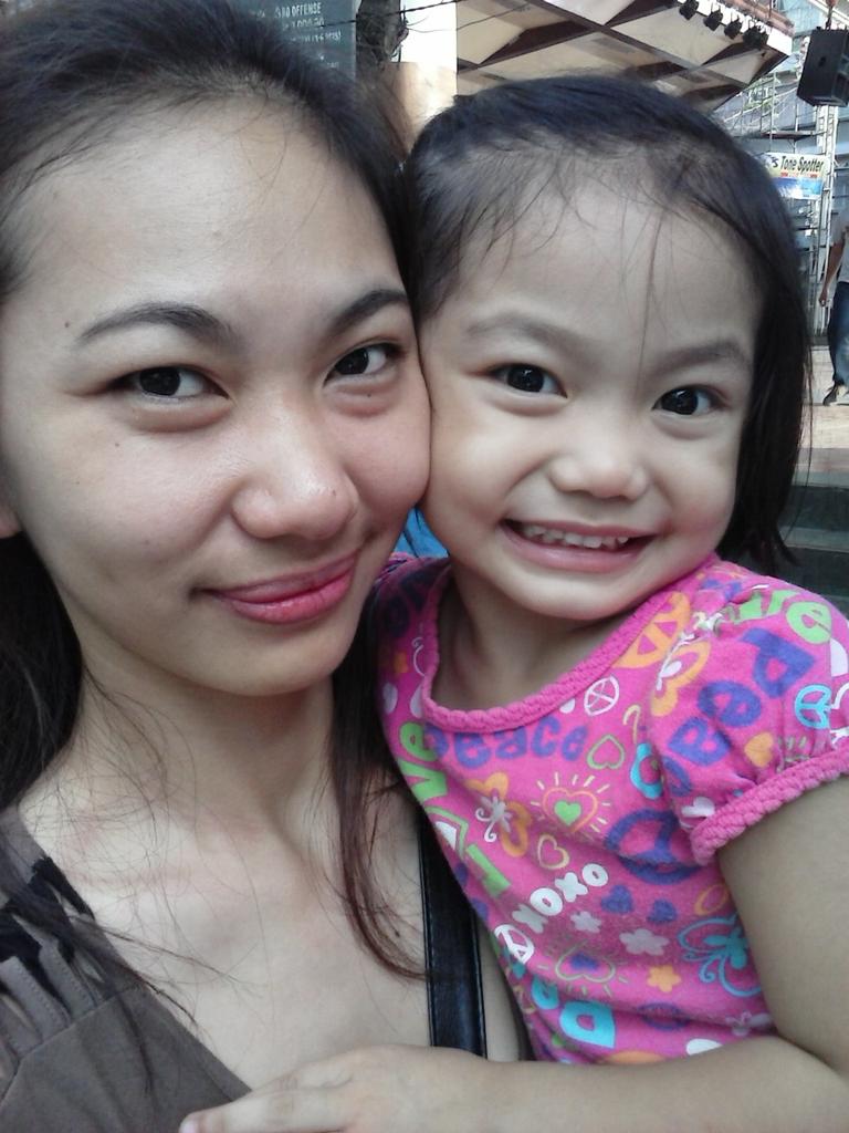 charry023's tweet photo. The reason why I got mad at her dad whn I saw them yesterday at the park
SHE GOT EYEBAGS LIKE MINE
#LittleDirectioner http://t.co/T36fihIUGT