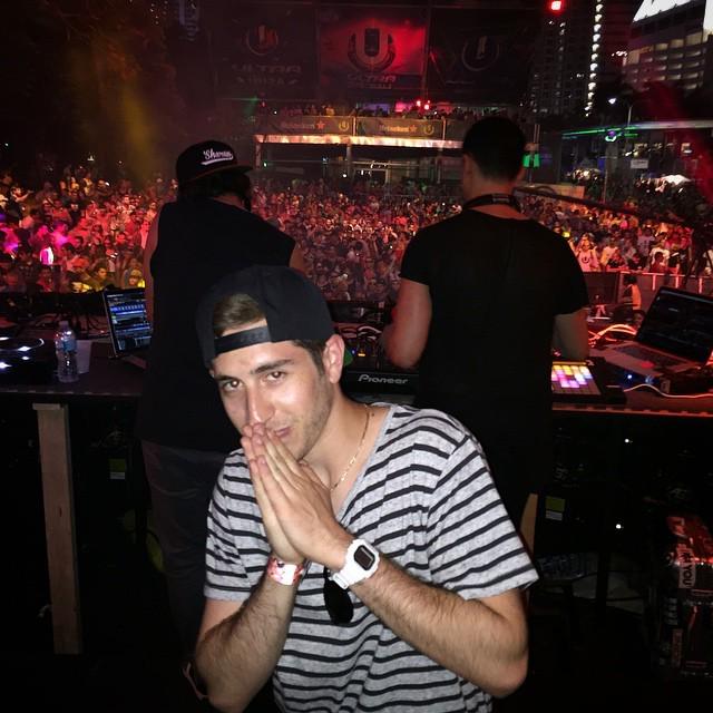 MrPjKeys's tweet photo. Hi. #ultramusicfestival #deepdish http://t.co/Si3SUyaPe5 http://t.co/nbuT4XosLo