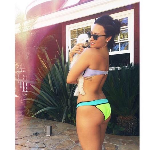 versaceher's tweet photo. É POR ISSO QUE EU NÃO ME IMPORTO MAIS COM OS SUMIÇOS DA DEMI PORQUE SEI QUE ELA VOLTA DESTRUINDO TUDO http://t.co/ksL6TKFIdk