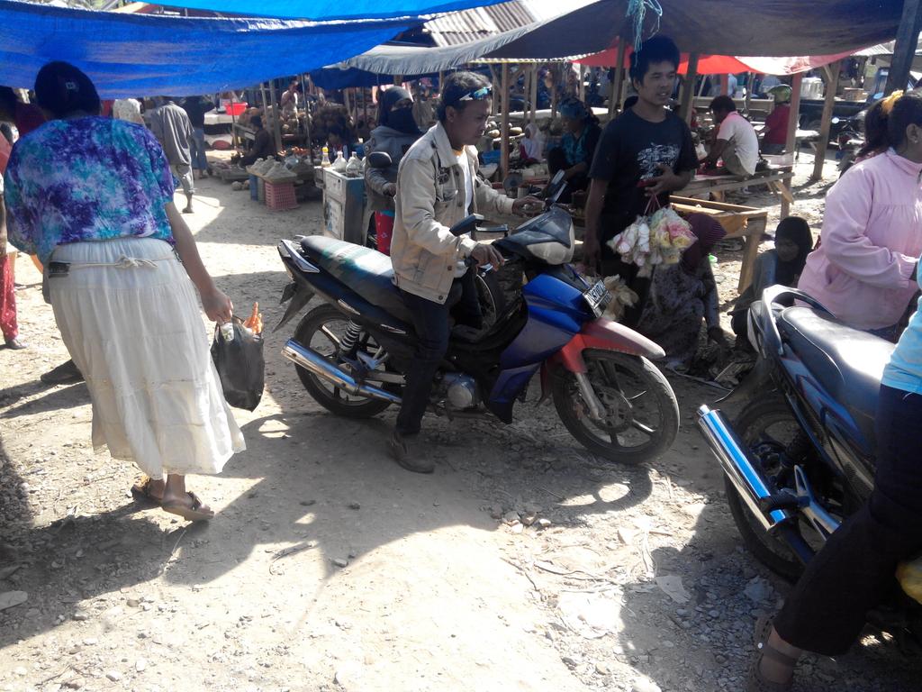 Pasar Biromaru...belanja tak perlu kereta dorong.motor bisa masuk smp ke sela terdalam pasar ini..