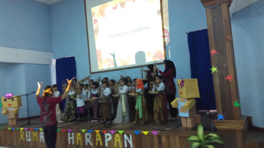 Pembukaan GL <a href="/RH_IPB/">Rumah Harapan BEM KM</a> 2015 oleh murid SDN Babakan 05 bersama <a href="/Gentra_Kaheman/">Gentra Kaheman IPB</a> Cc : <a href="/bemkmipb/">BEM KM IPB</a> <a href="/bemkmipb_soc/">Society</a>