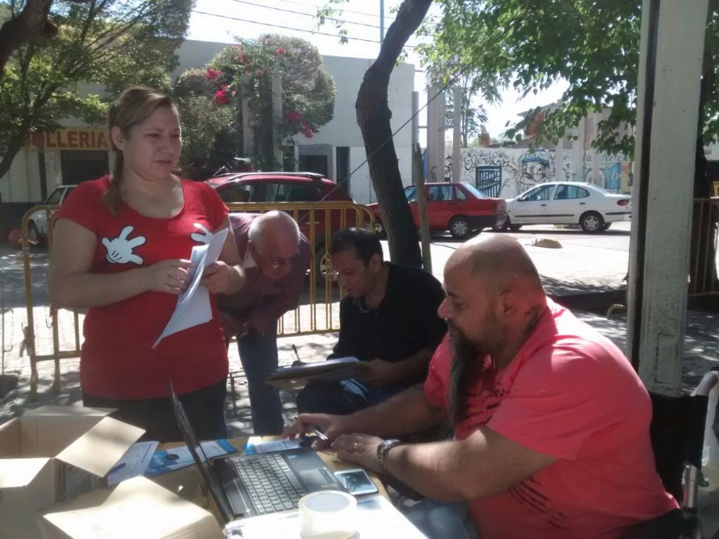 alecorrea75's tweet photo. La militancia no se toma descanso, hoy en la municipalidad de Guaymallen #ElegíDiferente lista 503 O http://t.co/vehCU22wpK