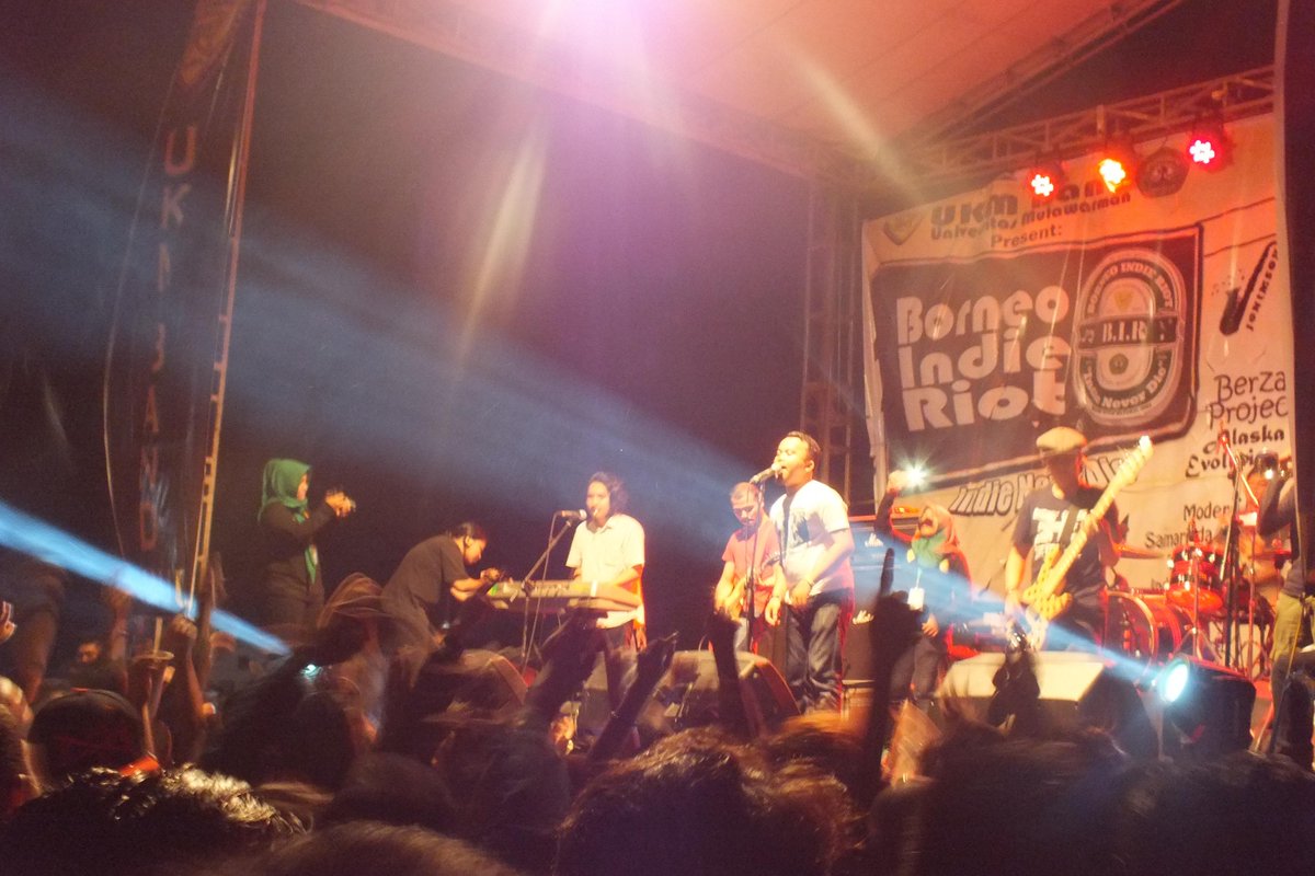 ClownLaughting's tweet photo. Latepost #BorneoIndieRiot2015 @NOTKACANGBAND @MazTulank on stage!! -2- cc: @ukmband_unmul (pict by @_HxFxZ_ ) http://t.co/Ag32nfGimP