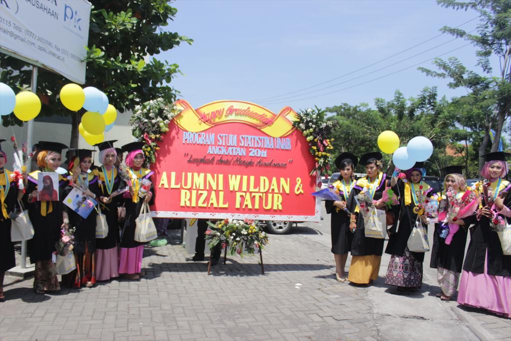 intanrmdn's tweet photo. Congratulations☺RT @BEMFST_UA: Wisuda perdana mahasiswa prodi baru di FST (@StatistikaUA ) http://t.co/5pJsI9u8kS