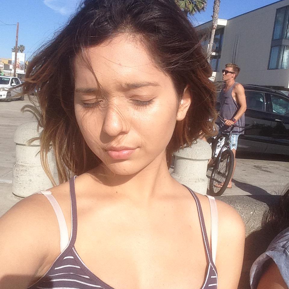 supceli's tweet photo. When you're trying to be cute and take a selfie but the sun isn't having it #babyintheback http://t.co/48FSzWN8n0